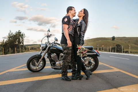 ensaio casal pre wedding na estrada com motocicleta motoclube noivo noiva casamento fotógrafos de casamento em vila velha fotógrafos de casamento em vitória espirito santo es fotógrafos de casamento em serra cariacica'