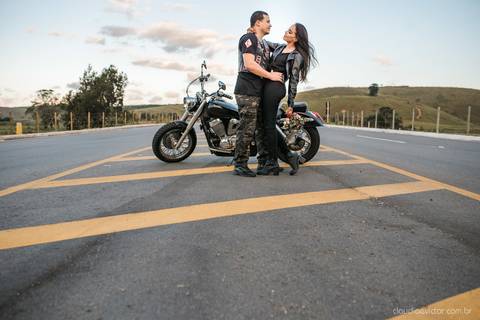 ensaio casal pre wedding na estrada com motocicleta motoclube noivo noiva casamento fotógrafos de casamento em vila velha fotógrafos de casamento em vitória espirito santo es fotógrafos de casamento em serra cariacica'