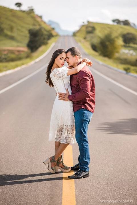 ensaio casal pre wedding na estrada com motocicleta motoclube noivo noiva casamento fotógrafos de casamento em vila velha fotógrafos de casamento em vitória espirito santo es fotógrafos de casamento em serra cariacica'