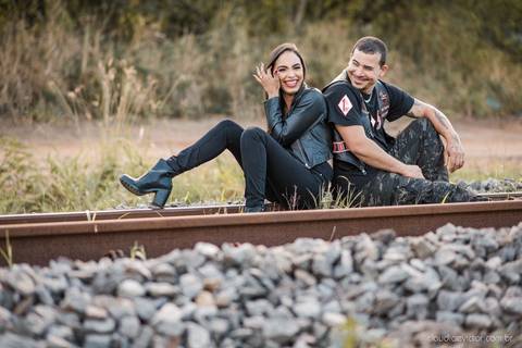 ensaio casal pre wedding na estrada com motocicleta motoclube noivo noiva casamento fotógrafos de casamento em vila velha fotógrafos de casamento em vitória espirito santo es fotógrafos de casamento em serra cariacica'