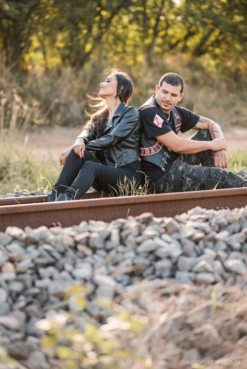 ensaio casal pre wedding na estrada com motocicleta motoclube noivo noiva casamento fotógrafos de casamento em vila velha fotógrafos de casamento em vitória espirito santo es fotógrafos de casamento em serra cariacica'