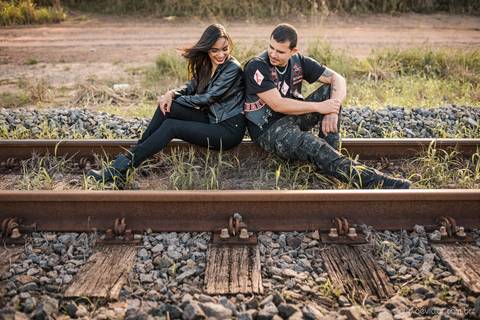 ensaio casal pre wedding na estrada com motocicleta motoclube noivo noiva casamento fotógrafos de casamento em vila velha fotógrafos de casamento em vitória espirito santo es fotógrafos de casamento em serra cariacica'