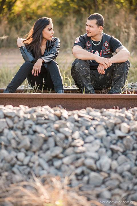 ensaio casal pre wedding na estrada com motocicleta motoclube noivo noiva casamento fotógrafos de casamento em vila velha fotógrafos de casamento em vitória espirito santo es fotógrafos de casamento em serra cariacica'