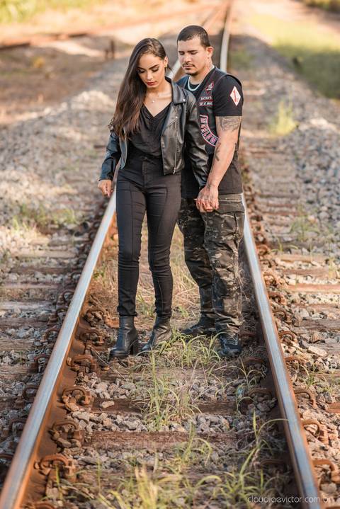 ensaio casal pre wedding na estrada com motocicleta motoclube noivo noiva casamento fotógrafos de casamento em vila velha fotógrafos de casamento em vitória espirito santo es fotógrafos de casamento em serra cariacica'