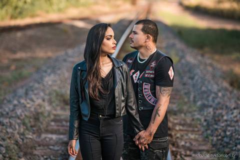 ensaio casal pre wedding na estrada com motocicleta motoclube noivo noiva casamento fotógrafos de casamento em vila velha fotógrafos de casamento em vitória espirito santo es fotógrafos de casamento em serra cariacica'