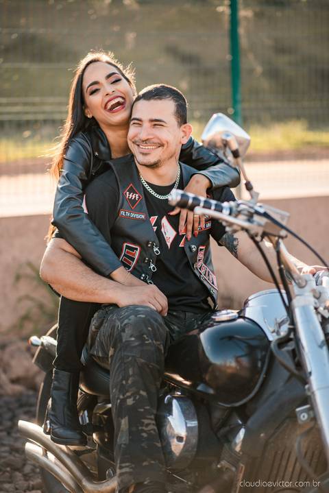 ensaio casal pre wedding na estrada com motocicleta motoclube noivo noiva casamento fotógrafos de casamento em vila velha fotógrafos de casamento em vitória espirito santo es fotógrafos de casamento em serra cariacica'