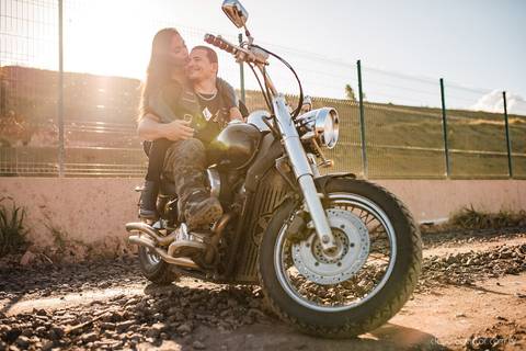 ensaio casal pre wedding na estrada com motocicleta motoclube noivo noiva casamento fotógrafos de casamento em vila velha fotógrafos de casamento em vitória espirito santo es fotógrafos de casamento em serra cariacica'