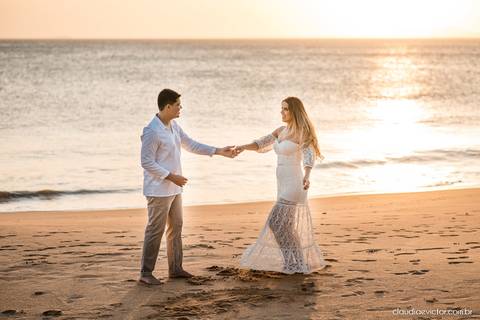 ensaio casal pre wedding fotógrafo de casamento em vila velha fotógrafo de casamento em vitória espirito santo es praia por do sol Praia de Castelhanos Boca da Baleia noivo noiva fotos na praia'