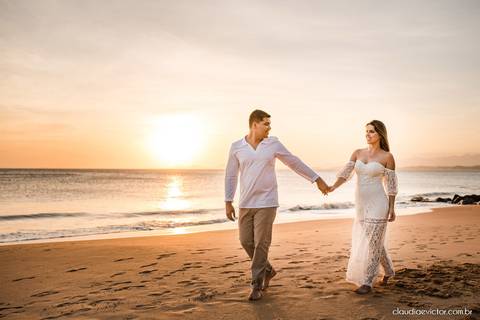 ensaio casal pre wedding fotógrafo de casamento em vila velha fotógrafo de casamento em vitória espirito santo es praia por do sol Praia de Castelhanos Boca da Baleia noivo noiva fotos na praia'