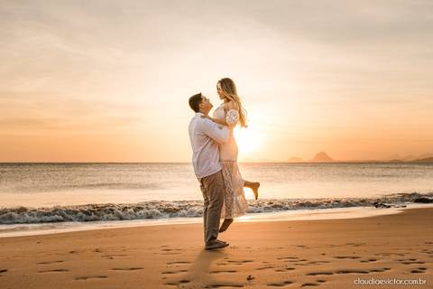ensaio casal pre wedding fotógrafo de casamento em vila velha fotógrafo de casamento em vitória espirito santo es praia por do sol Praia de Castelhanos Boca da Baleia noivo noiva fotos na praia'