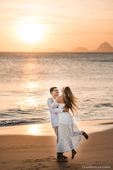 ensaio casal pre wedding fotógrafo de casamento em vila velha fotógrafo de casamento em vitória espirito santo es praia por do sol Praia de Castelhanos Boca da Baleia noivo noiva fotos na praia'