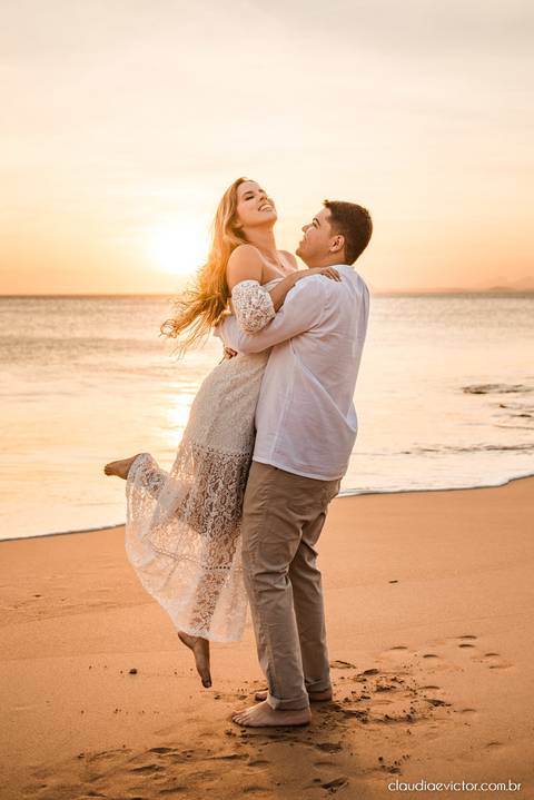 ensaio casal pre wedding fotógrafo de casamento em vila velha fotógrafo de casamento em vitória espirito santo es praia por do sol Praia de Castelhanos Boca da Baleia noivo noiva fotos na praia'