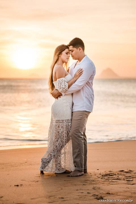 ensaio casal pre wedding fotógrafo de casamento em vila velha fotógrafo de casamento em vitória espirito santo es praia por do sol Praia de Castelhanos Boca da Baleia noivo noiva fotos na praia'