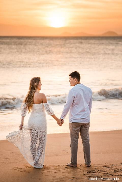 ensaio casal pre wedding fotógrafo de casamento em vila velha fotógrafo de casamento em vitória espirito santo es praia por do sol Praia de Castelhanos Boca da Baleia noivo noiva fotos na praia'