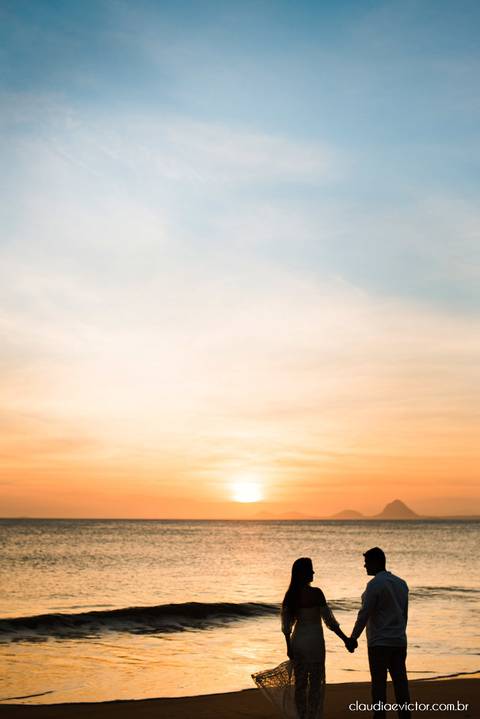 ensaio casal pre wedding fotógrafo de casamento em vila velha fotógrafo de casamento em vitória espirito santo es praia por do sol Praia de Castelhanos Boca da Baleia noivo noiva fotos na praia'