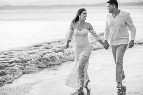 ensaio casal pre wedding fotógrafo de casamento em vila velha fotógrafo de casamento em vitória espirito santo es praia por do sol Praia de Castelhanos Boca da Baleia noivo noiva fotos na praia'