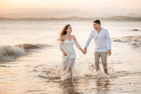 ensaio casal pre wedding fotógrafo de casamento em vila velha fotógrafo de casamento em vitória espirito santo es praia por do sol Praia de Castelhanos Boca da Baleia noivo noiva fotos na praia'