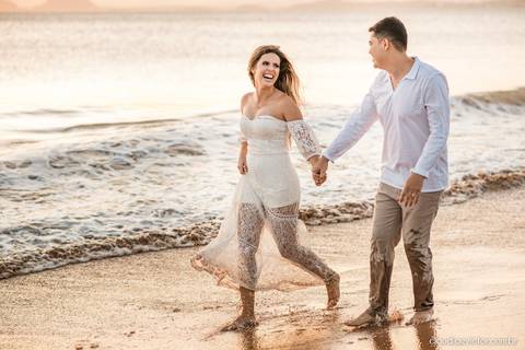 ensaio casal pre wedding fotógrafo de casamento em vila velha fotógrafo de casamento em vitória espirito santo es praia por do sol Praia de Castelhanos Boca da Baleia noivo noiva fotos na praia'