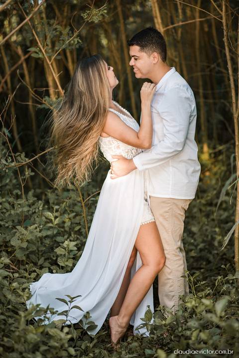 ensaio casal pre wedding fotógrafo de casamento em vila velha fotógrafo de casamento em vitória espirito santo es praia por do sol Praia de Castelhanos Boca da Baleia noivo noiva fotos na praia'