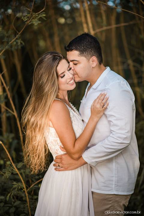 ensaio casal pre wedding fotógrafo de casamento em vila velha fotógrafo de casamento em vitória espirito santo es praia por do sol Praia de Castelhanos Boca da Baleia noivo noiva fotos na praia'