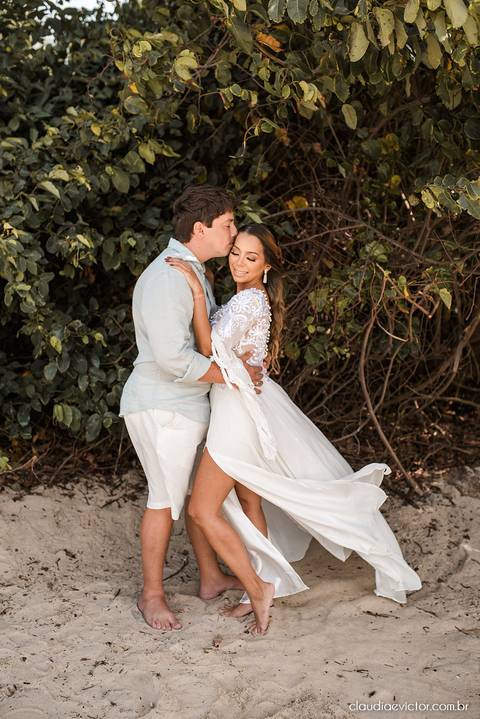 Ensaio namoro pré-casamento pre wedding noivo noiva praia por do sol falésias fotógrafo de casamento em vila velha fotógrafo de casamento em vitória espirito santo es noivos dançando casamento wedding inspiration ilha do frade'