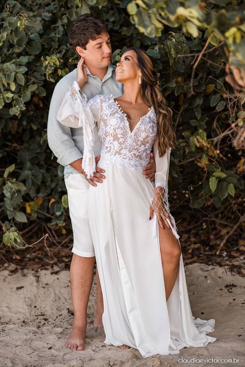Ensaio namoro pré-casamento pre wedding noivo noiva praia por do sol falésias fotógrafo de casamento em vila velha fotógrafo de casamento em vitória espirito santo es noivos dançando casamento wedding inspiration ilha do frade'