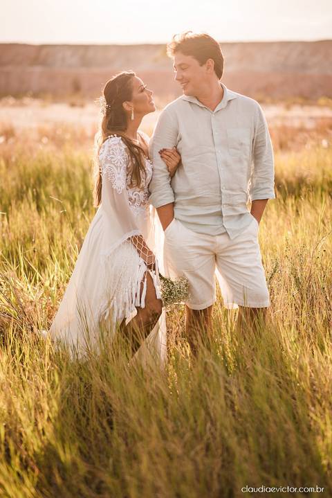 Ensaio namoro pré-casamento pre wedding noivo noiva praia por do sol falésias fotógrafo de casamento em vila velha fotógrafo de casamento em vitória espirito santo es noivos dançando casamento wedding inspiration ilha do frade'