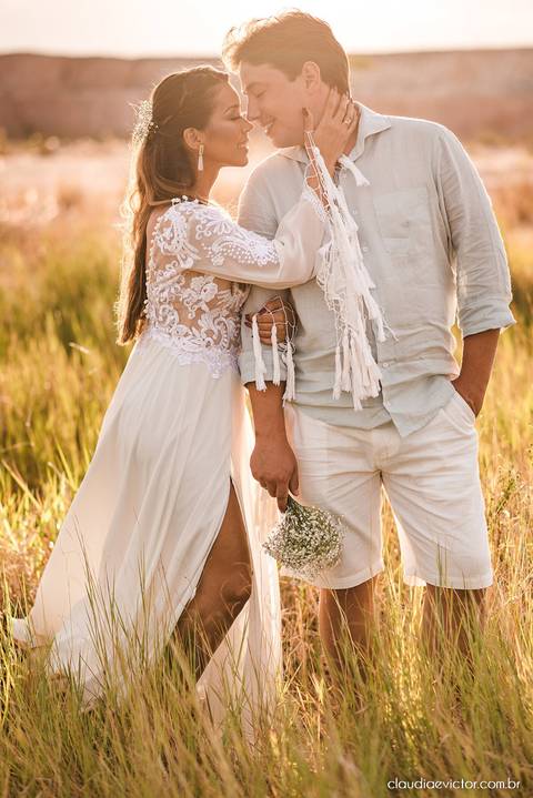 Ensaio namoro pré-casamento pre wedding noivo noiva praia por do sol falésias fotógrafo de casamento em vila velha fotógrafo de casamento em vitória espirito santo es noivos dançando casamento wedding inspiration ilha do frade'