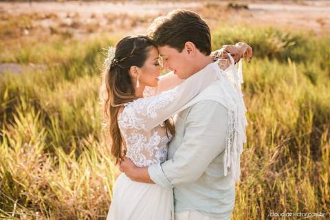 Ensaio namoro pré-casamento pre wedding noivo noiva praia por do sol falésias fotógrafo de casamento em vila velha fotógrafo de casamento em vitória espirito santo es noivos dançando casamento wedding inspiration ilha do frade'