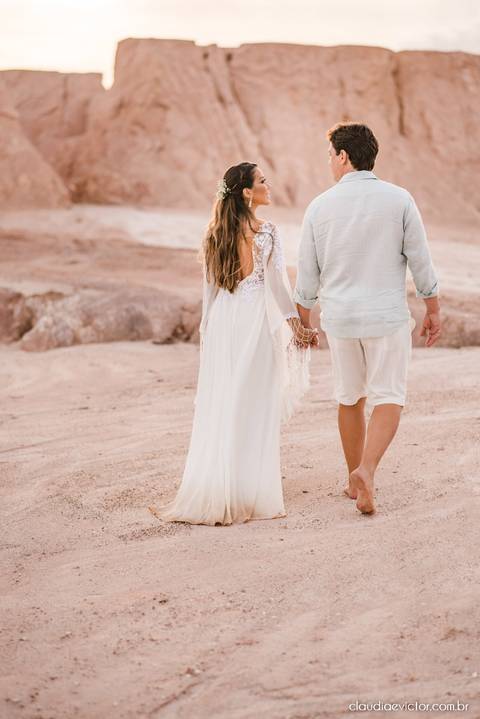 Ensaio namoro pré-casamento pre wedding noivo noiva praia por do sol falésias fotógrafo de casamento em vila velha fotógrafo de casamento em vitória espirito santo es noivos dançando casamento wedding inspiration ilha do frade'