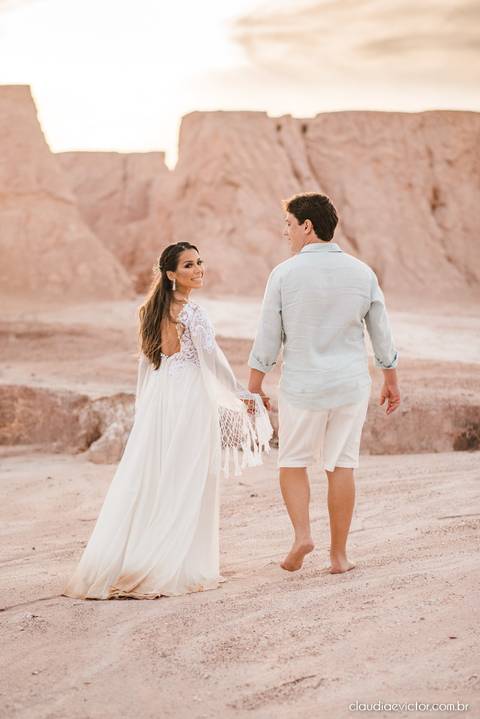 Ensaio namoro pré-casamento pre wedding noivo noiva praia por do sol falésias fotógrafo de casamento em vila velha fotógrafo de casamento em vitória espirito santo es noivos dançando casamento wedding inspiration ilha do frade'