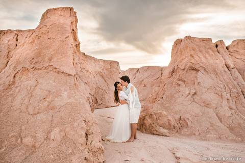 Ensaio namoro pré-casamento pre wedding noivo noiva praia por do sol falésias fotógrafo de casamento em vila velha fotógrafo de casamento em vitória espirito santo es noivos dançando casamento wedding inspiration ilha do frade'