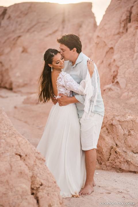 Ensaio namoro pré-casamento pre wedding noivo noiva praia por do sol falésias fotógrafo de casamento em vila velha fotógrafo de casamento em vitória espirito santo es noivos dançando casamento wedding inspiration ilha do frade'