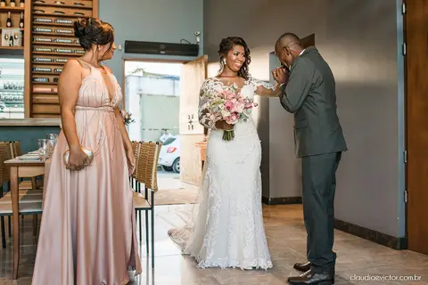 casamento dia de casamento decoração making of noiva noivo fotógrafo de casamento em vila velha fotógrafo de casamento em serra fotógrafo em vitória espirito santo es madrinhas wedding Mahara restaurante'