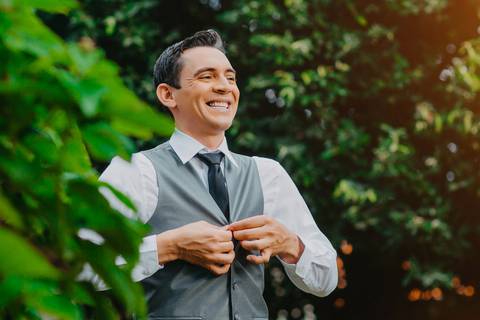 Casamento da Lara e Daniel em Lagoa Grande MG, que aconteceu na Igreja Matriz de São Sebastião, fotógrafo Edson Araujo Fotografias, making of do noivo, terno do noivo, fotos do noivo, casamentos 2021, casamentos 2022, edson a'