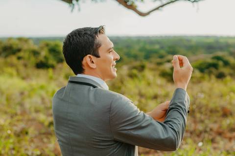 Casamento da Lara e Daniel em Lagoa Grande MG, que aconteceu na Igreja Matriz de São Sebastião, fotógrafo Edson Araujo Fotografias, making of do noivo, terno do noivo, fotos do noivo, casamentos 2021, casamentos 2022, edson a'
