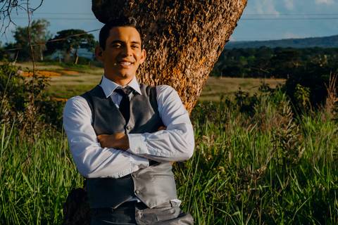 Casamento da Lara e Daniel em Lagoa Grande MG, que aconteceu na Igreja Matriz de São Sebastião, fotógrafo Edson Araujo Fotografias, making of do noivo, terno do noivo, fotos do noivo, casamentos 2021, casamentos 2022, edson a'