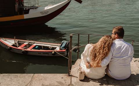 Sessão fotográfica de casal no Porto em frente do rio Douro'