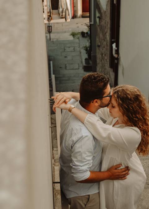 Fotografia de casal nas ruas do Porto'