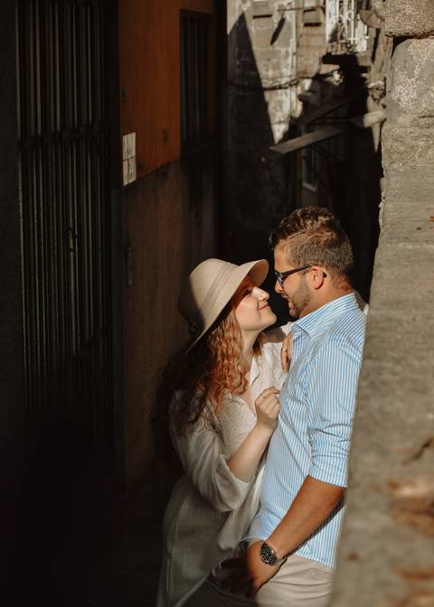 Fotografia de casal nas ruas do Porto'