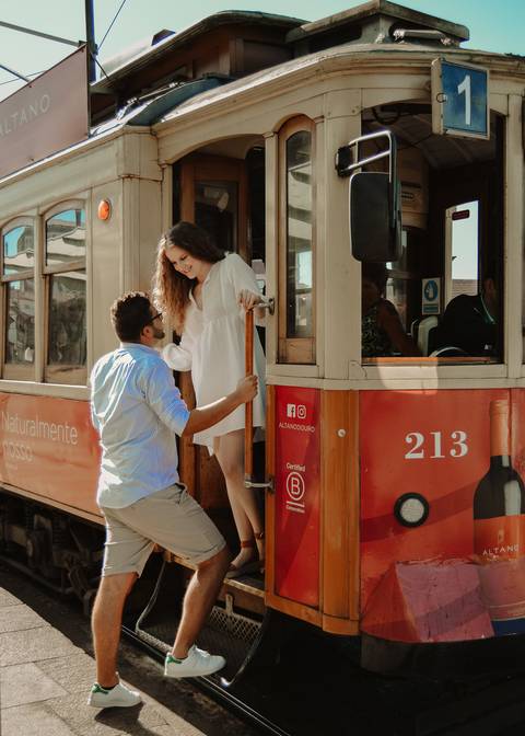 Fotografia de casal no elétrico do Porto'