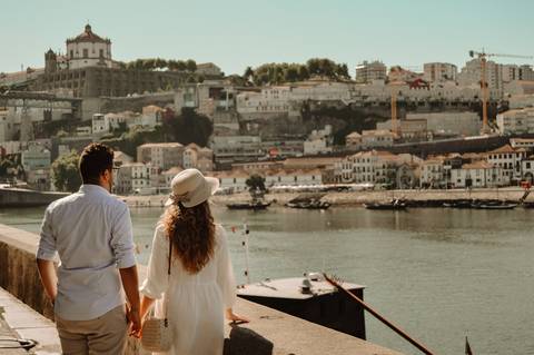 Sessão fotográfica de casal no Porto em frente do rio Douro'