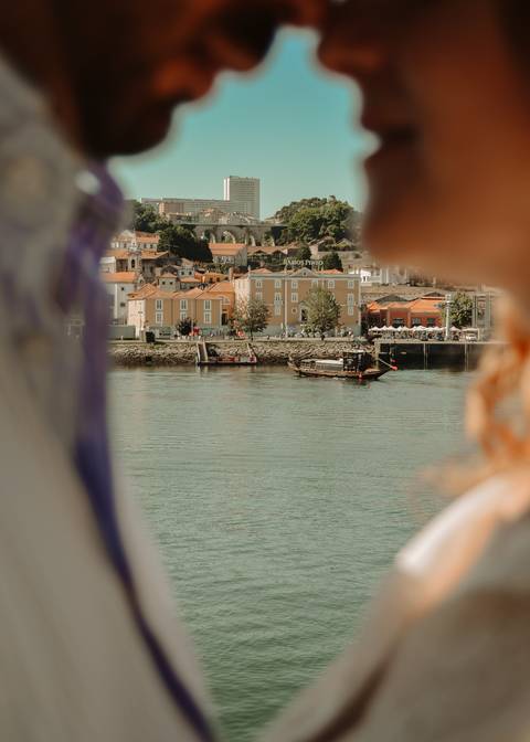 Sessão fotográfica de casal no Porto em frente do rio Douro'