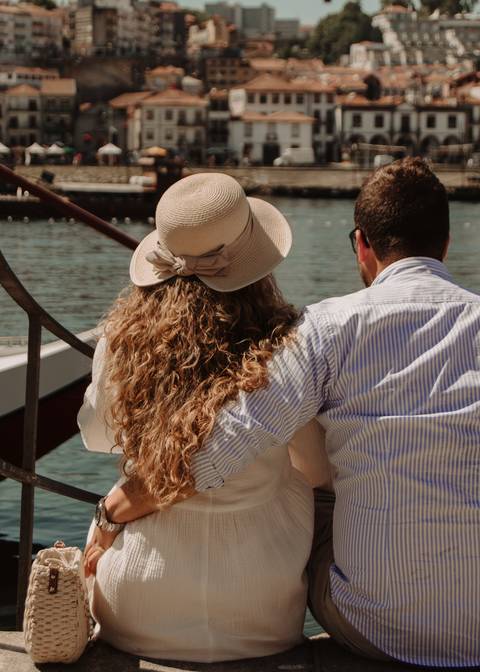 Sessão fotográfica de casal no Porto em frente do rio Douro'