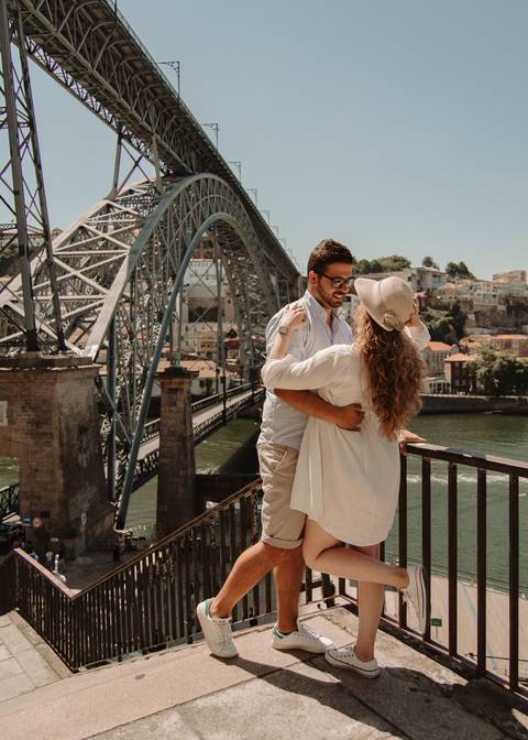 Sessão fotográfica de casal no Porto em frente à ponte D. Luís'