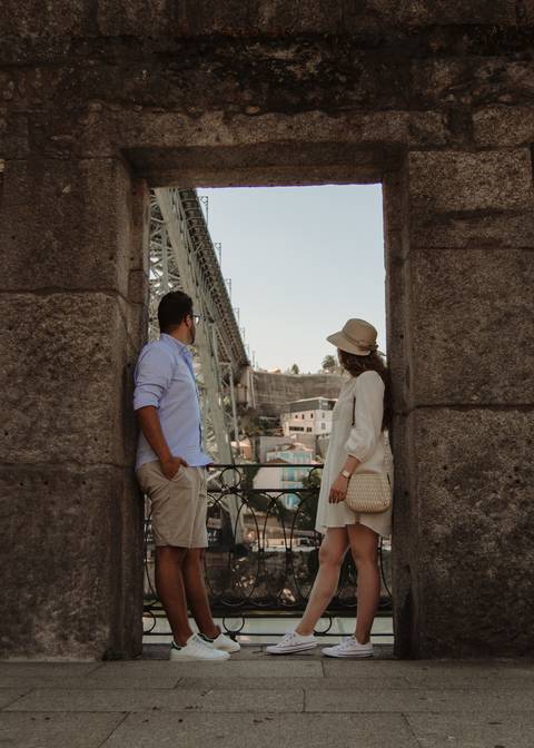 Sessão fotográfica de casal no Porto em frente à ponte D. Luís'