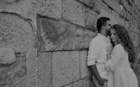 Fotografia de casal nas ruas do Porto'