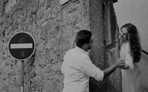 Fotografia de casal nas ruas do Porto'