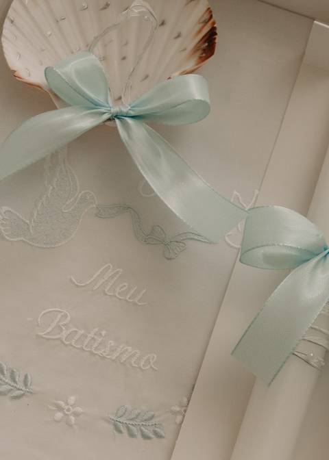 Vela e concha do batismo'