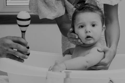 Bebé a tomar banho no dia do batizado'